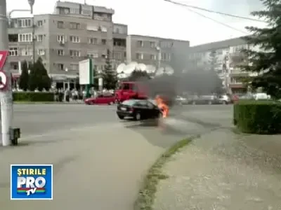 Un sofer din Deva s-a trezit cu masina in flacari!