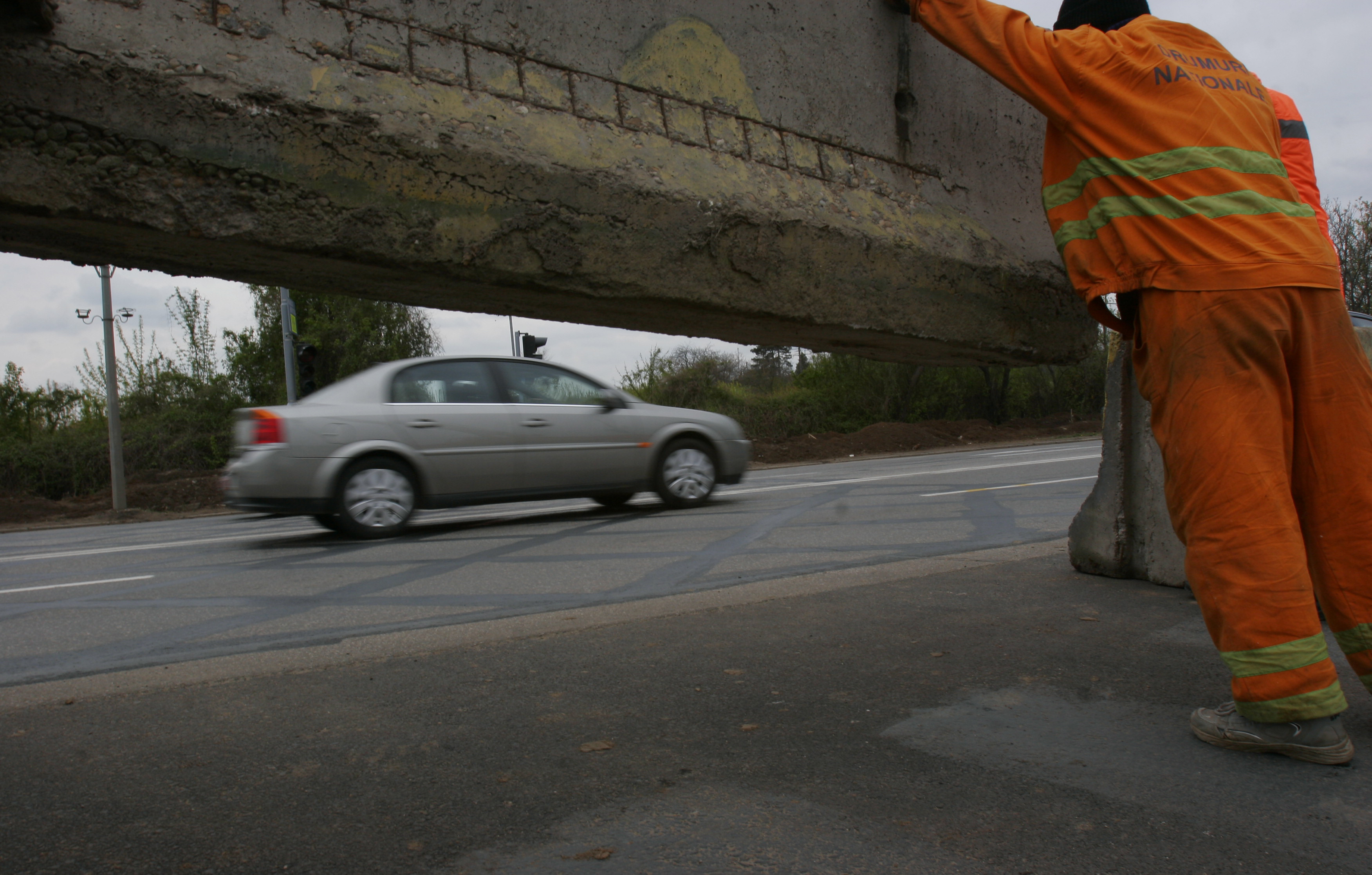 Opt casieri de la Administratia Drumurilor, prinsi cu 8.000 de euro