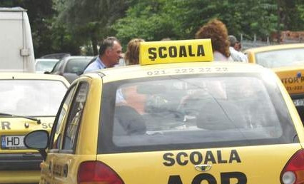 Criza ii obliga pe romani sa renunte la scoala de soferi