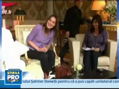 Carla Bruni, ca o pisicuta pe langa sotul Nicolas Sarkozy!