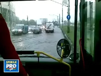 Natura dezlantuita la Brasov! O intersectie inghitita de ape