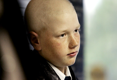 Escrocherie de-ti da fiori! A pretins ca fiul ei are cancer, pentru bani