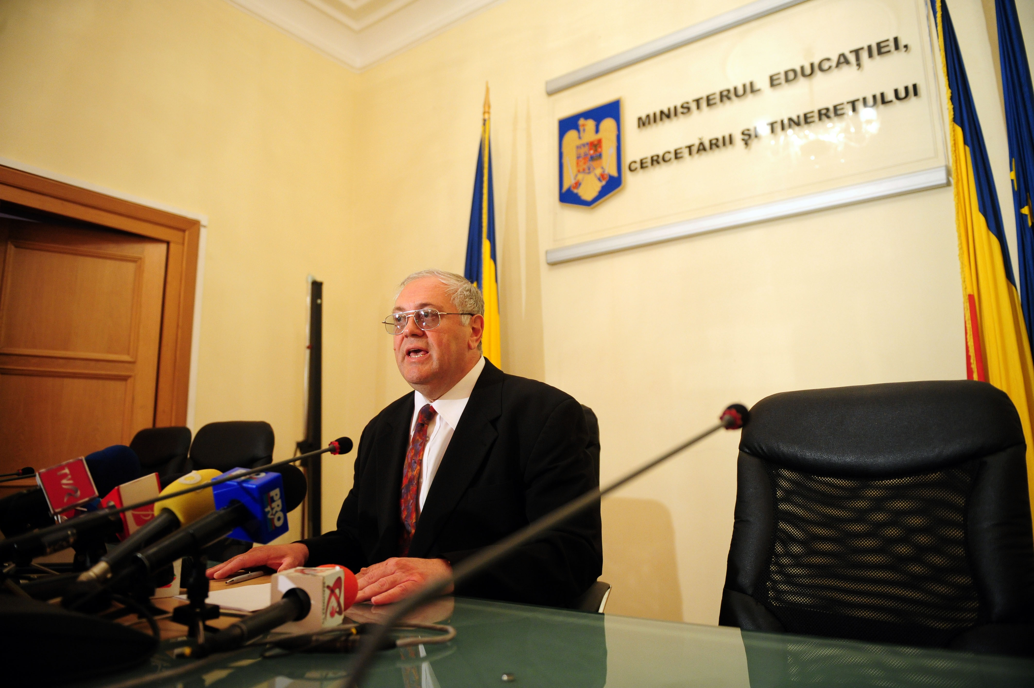 Doua demisii la MEC in urma greselii de la teza unica la istorie