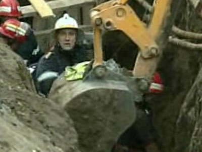 ISU Bucuresti: Muncitorii au fost prinsi sub pamant la adancime mare