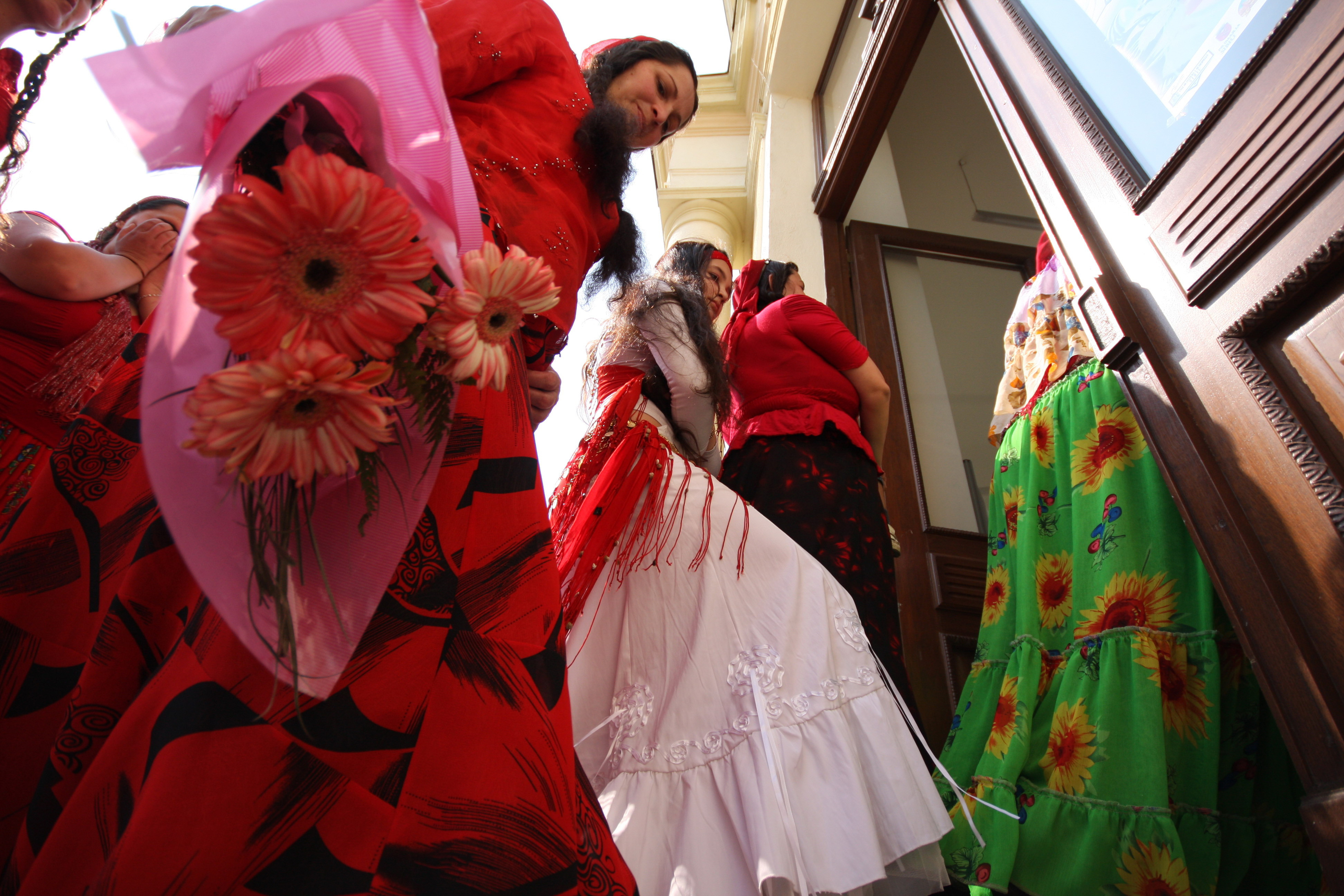 De 24 de ore, 10.000 de romi petrec fara oprire la Costesti!