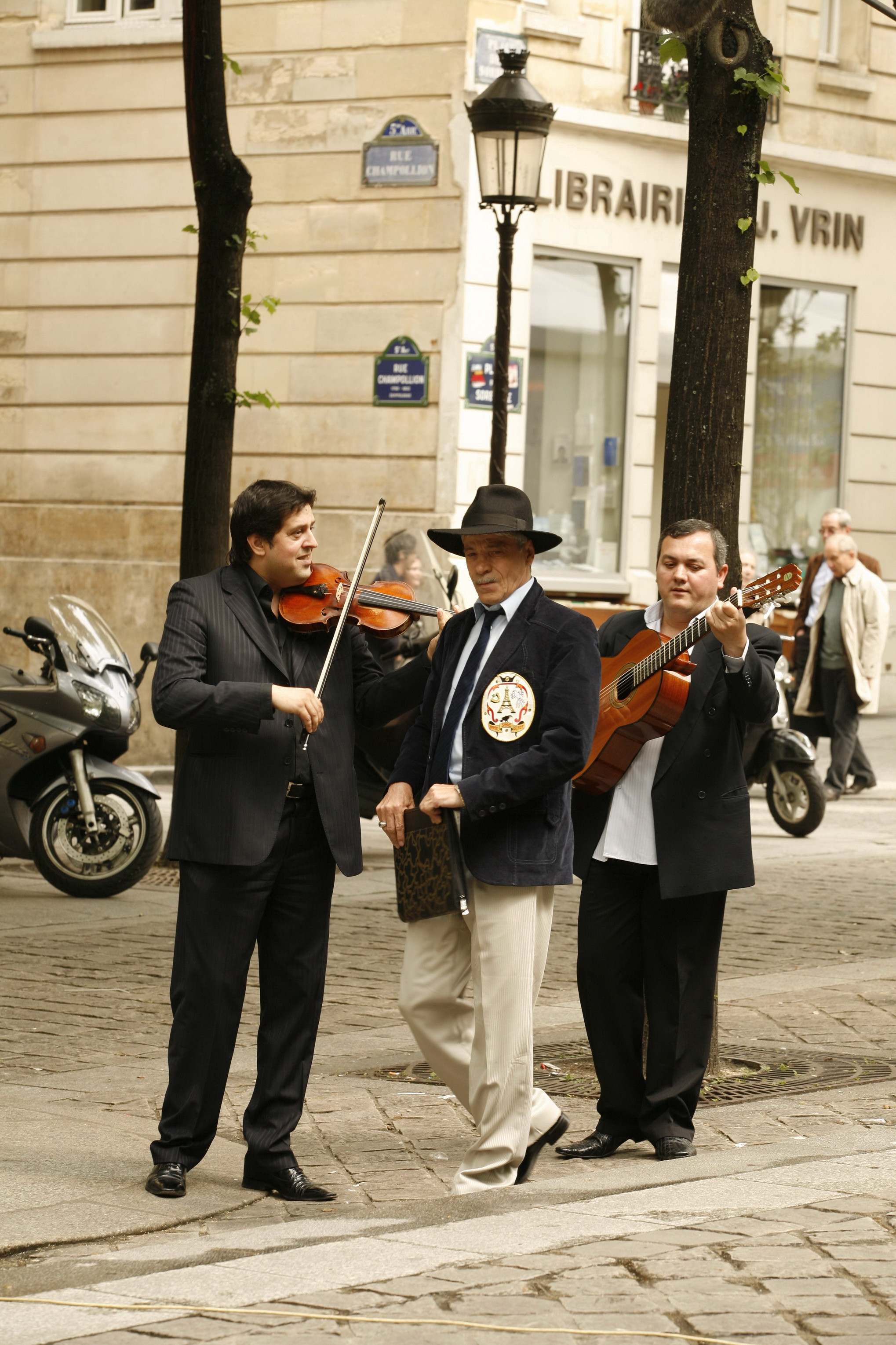 State de Romania, pe urmele lui John Travolta la Paris