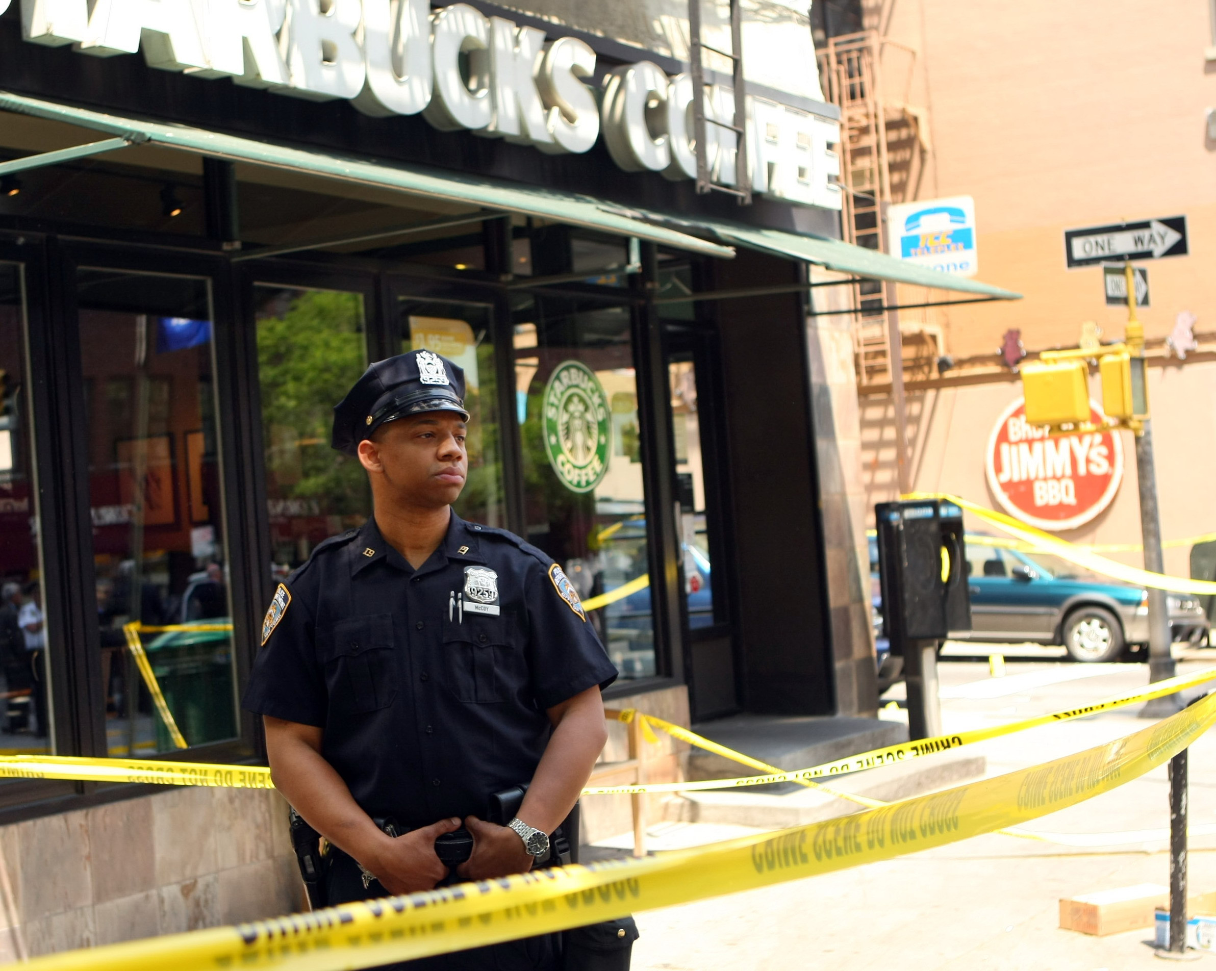 N-a mai vrut sa stea la coada! A intrat cu masina in cafenea!