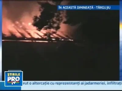 Incendiu puternic la Targu Jiu! O cladire de birouri, complet distrusa!