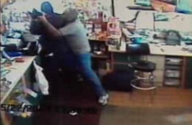 Lupta pe viata si pe moarte intre patronul unei benzinarii si un talhar!