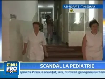 A lovit o doctorita si-o asistenta, acuzandu-le ca nu ii trateaza copiii!
