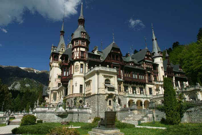 Spiritul masinilor de epoca a reinviat pentru o zi pe domeniul Peles din Sinaia