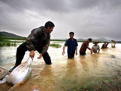 Inundatii in China, soldate cu moartea a 15 persoane!