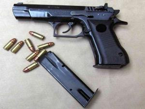 Doi politisti din Arad, raniti de acelasi glont!