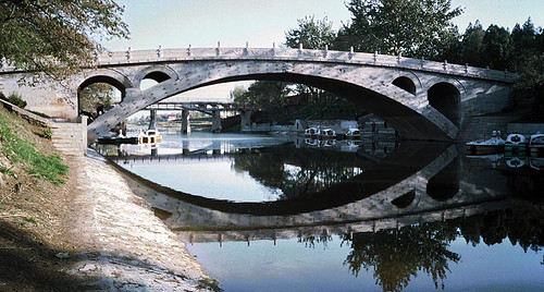 Doi chinezi pe un pod: unul ameninta ca se arunca, celalalt ii da branci!