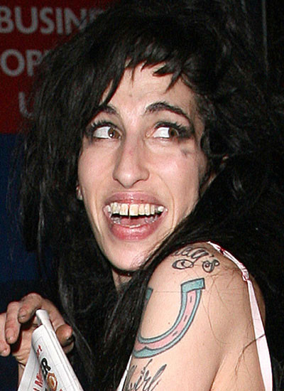 Amy Winehouse a furat cocaina din poseta lui Kate Moss!