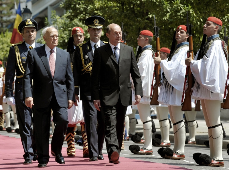 Basescu: Fac parte dintr-o clasa de oameni respectati in Grecia, marinarii