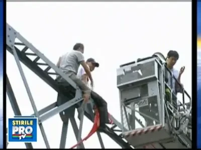 Doi chinezi pe un pod: unul ameninta ca se arunca, celalalt ii da branci!