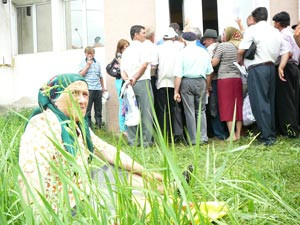 Ca la razboi. Agricultorii au dat navala la APIA pentru a-si primi subventiile