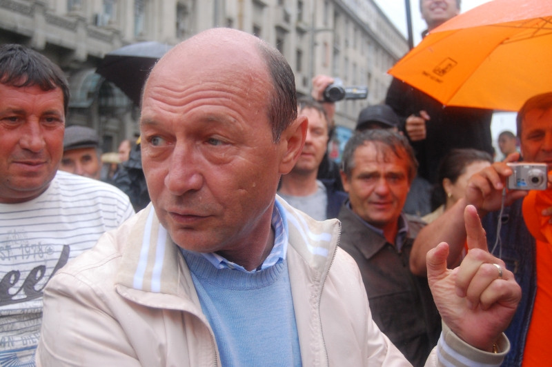 Acuzat ca face campanie, Basescu s-a enervat: "Ti-a dat ordin vreo sluga?"