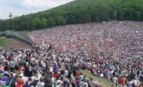 Au mers 900 de km pe jos pana la Sumuleu, la cel mai mare pelerinaj de Rusalii din sud-estul Europei