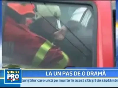 La un pas de tragedie! Un microbuz cu 13 copii a intrat in curtea unei case