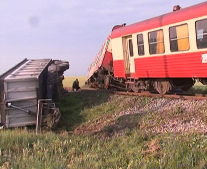 Un tren personal a deraiat, dupa ce a fost lovit de un camion