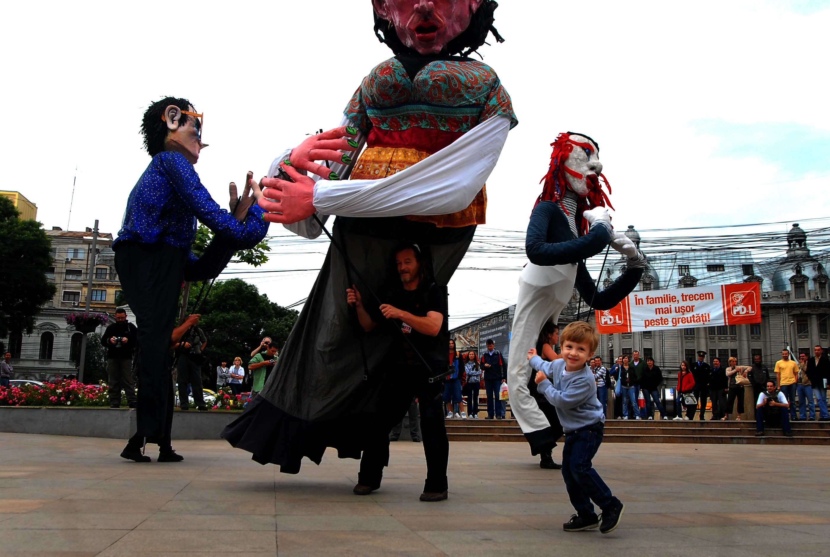 Spectacol de zile mari, cu papusi uriase, in Bucuresti!