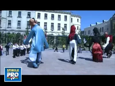 Spectacol de zile mari cu papusi uriase, in Bucuresti