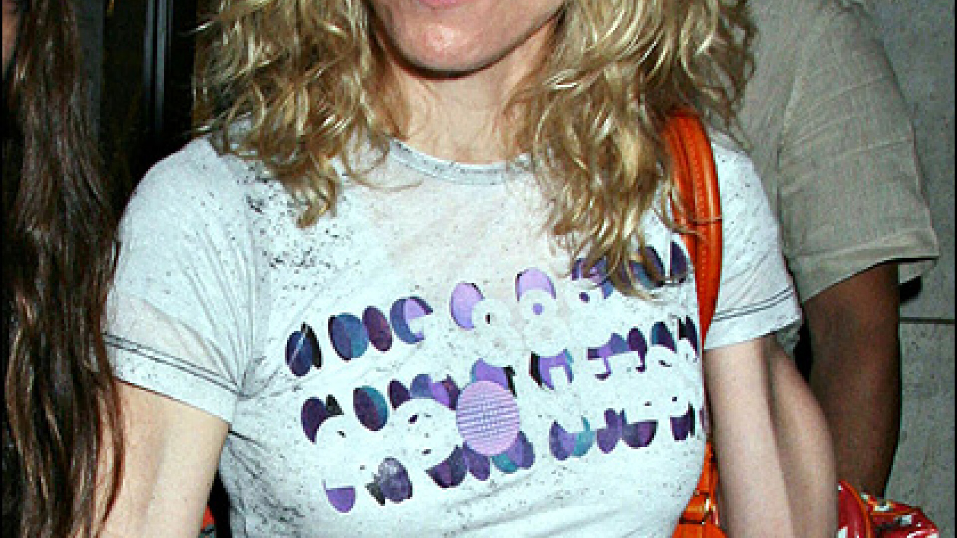 Mamaita Madonna! Semne adanci sub ochelari