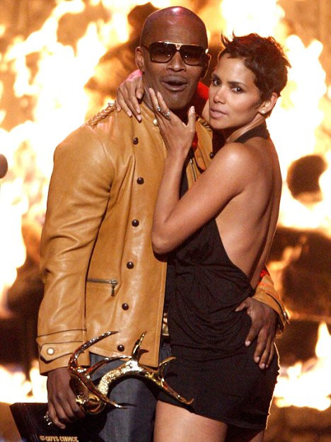 Halle Berry se saruta cu Jamie Foxx! Actorie sau pasiune?