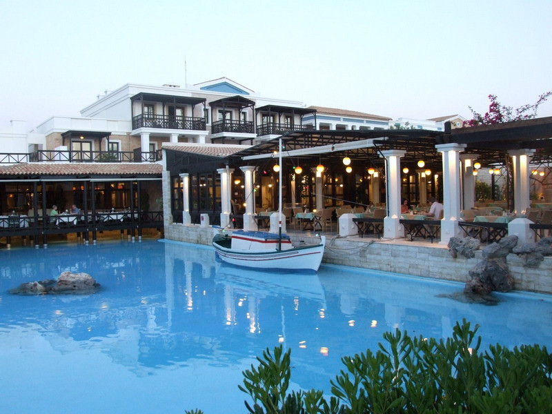 In vremuri de criza, hotelierii greci cauta solutii sa ii atraga pe turisti