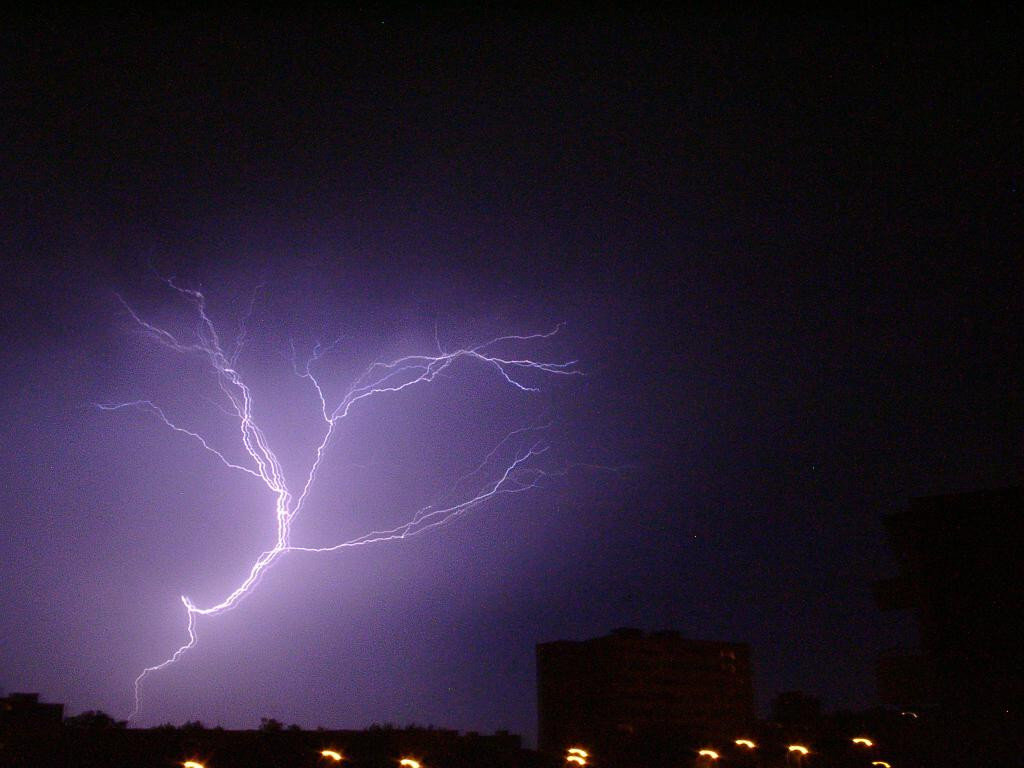 Un tanar de 17 ani a murit dupa ce a fost lovit de un trasnet, la Suceava