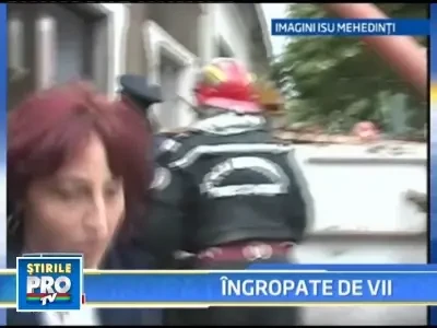 O casa s-a prabusit peste doua femei care se adapostisera de ploaie