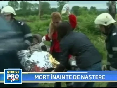 O tanara insarcinata in luna a opta a murit intr-un accident rutier