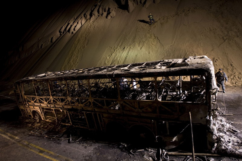 16 calatori din Peru au ars de vii intr-un autobuz!