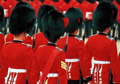 E timpul schimbarii pentru paznicii Turnului Londrei! Vor avea uniforme noi