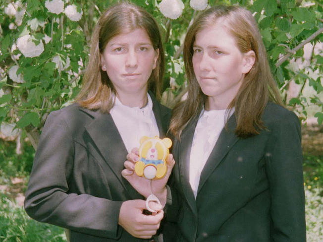 Despartite mai intai de medici, apoi de viata. Destinul dramatic al surorilor siameze din Botosani separate acum 31 de ani