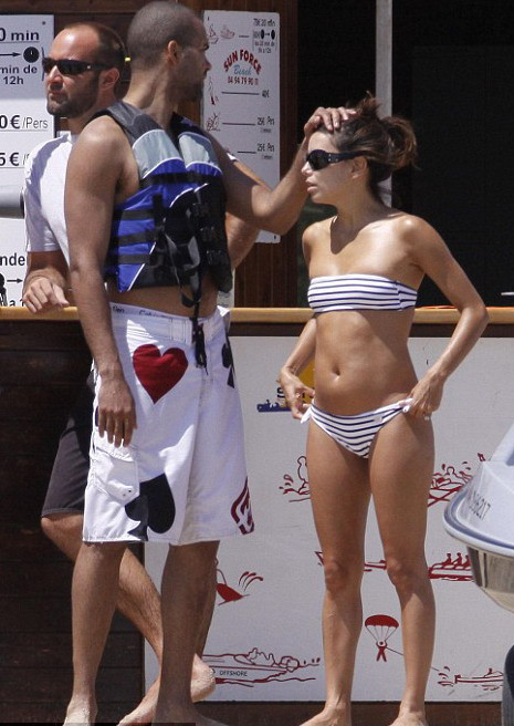 Eva Longoria, in costum de baie, la mare, la soare! VEZI FOTO