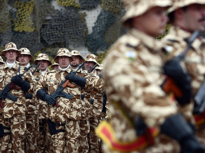 Tinerii, obligati sa se prezinte la centrele militare dupa varsta de 18 ani
