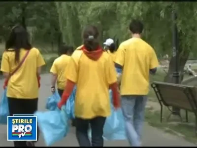 La pescuit de PET-uri si gunoaie, pe lacurile Capitalei!