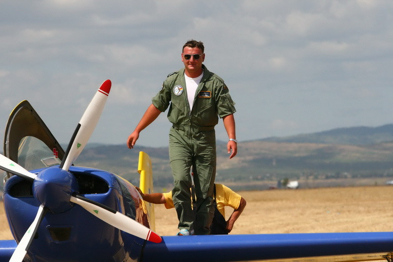 Destin nemilos: Mihai Dobre a fost tradat de avionul pe care il pilota