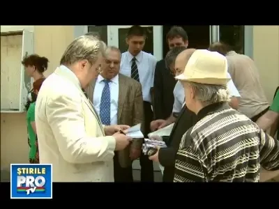 CV Tudor catre o femeie, dupa ce a votat: "Ia mai taca-ti fleanca!"