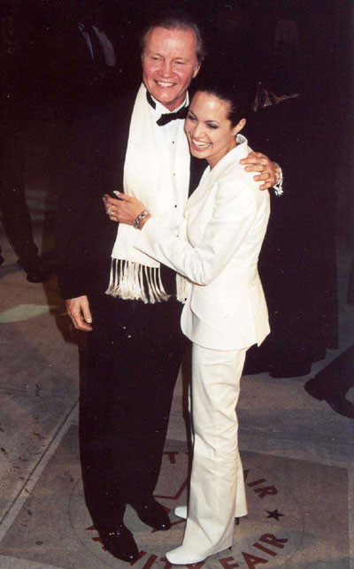 Tatal Angelinei Jolie: "Prostii! Fiica mea nu se desparte de Brad"