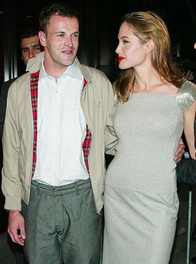 Angelina Jolie si-a tras breton si suvite