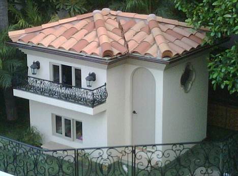 Paris Hilton a construit cainilor o casa cu candelabru si perne de firma