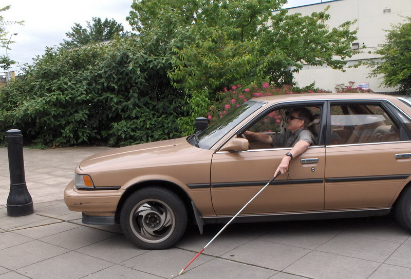 Un barbat orb a fost saltat de politie pentru... sofat neregulamentar!
