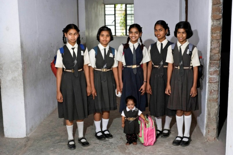 Cea mai mica fata din lume, pe marele ecran! Masoara doar 60 cm la 15 ani!