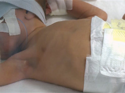 Copilul abandonat la metrou, vizitat de cuplul care vrea sa-l adopte