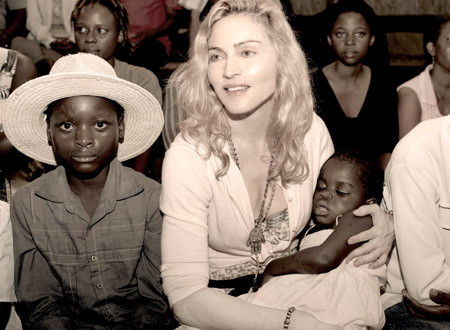 Madonna are voie sa o infieze pe fetita din Malawi!