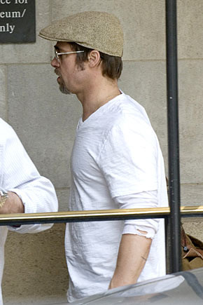 Brad Pitt a ajuns la o intalnire importanta cu masina paparazzilor! VIDEO
